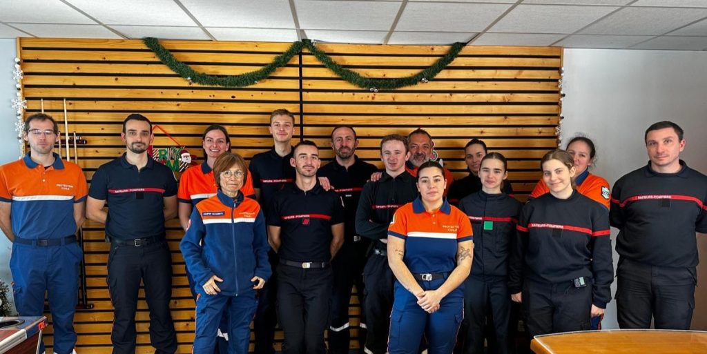 alt = la Protection Civile de Haute-Savoie, a participé à une manoeuvre de désincarcération de véhicules aux côtés des Sapeurs-Pompiers de Cluses.
