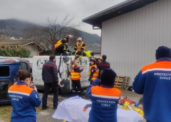 alt = la Protection Civile de Haute-Savoie, a participé à une manoeuvre de désincarcération de véhicules aux côtés des Sapeurs-Pompiers de Cluses.