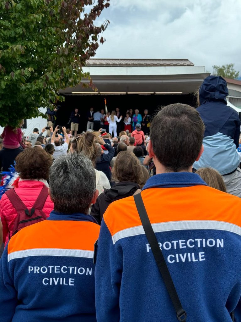 alt = la protection civile lors du passage de la flamme olympique