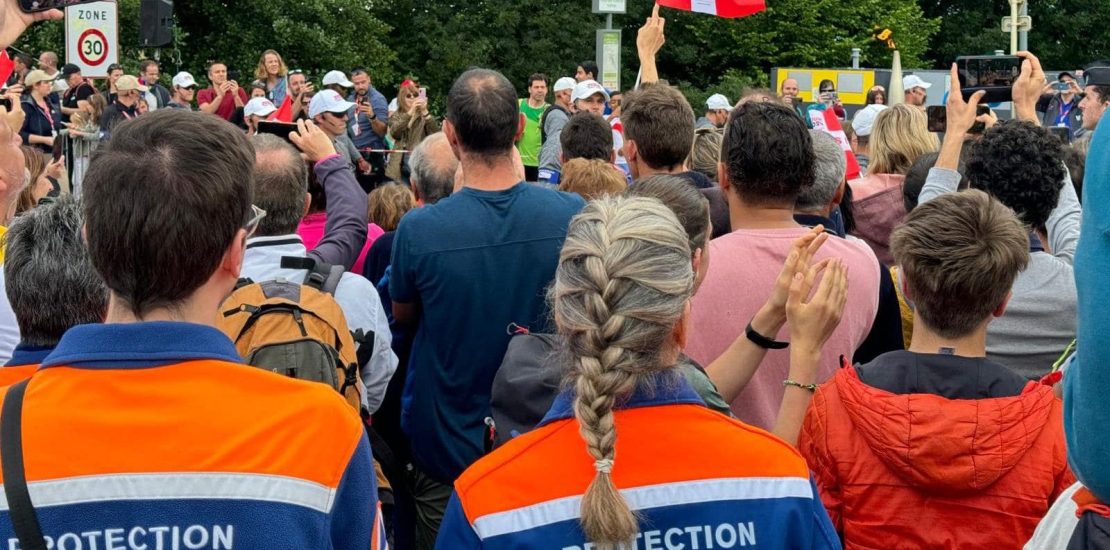 alt = la protection civile lors du passage de la flamme olympique